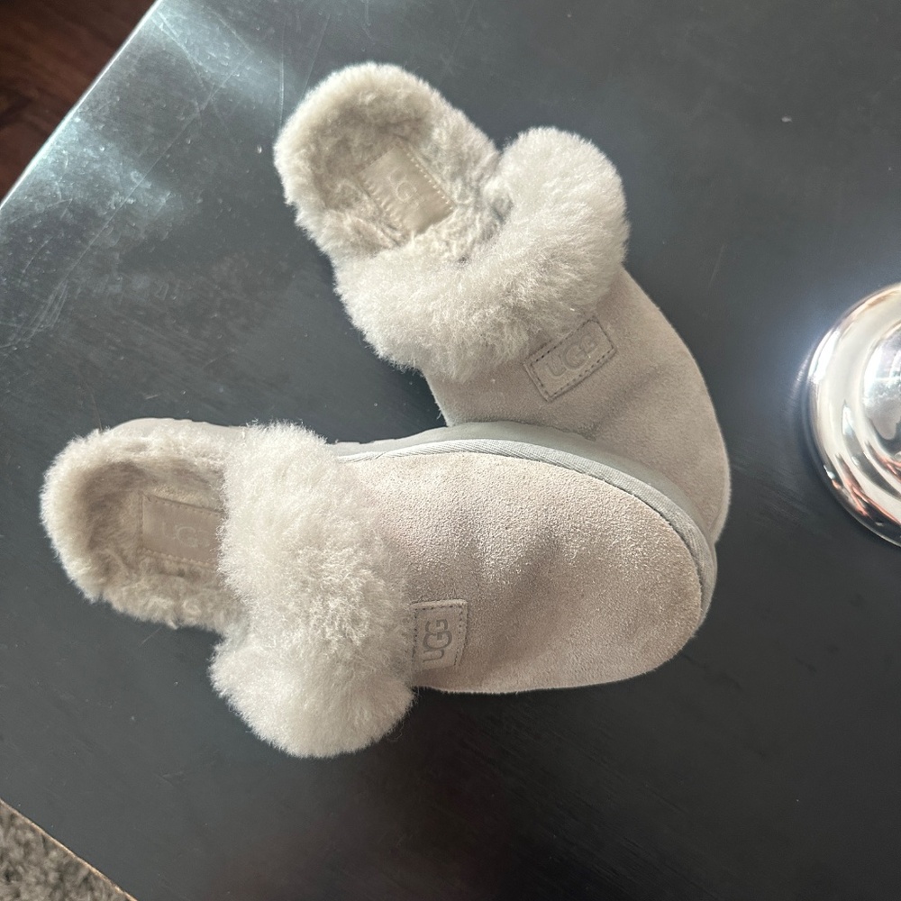 Ugg Slipper - image 3